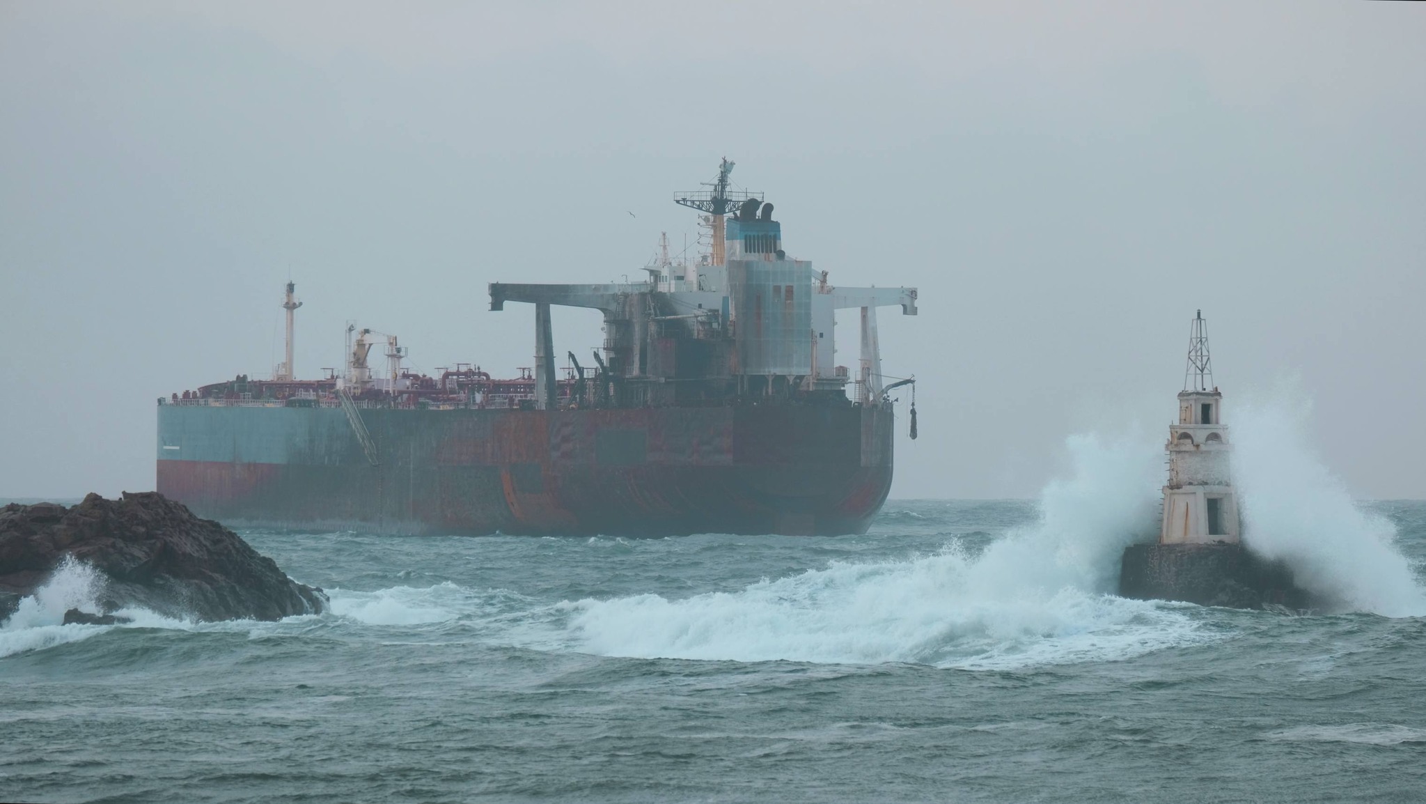 Bulgaria a trimis apă și alimente celor 10 marinari rămași pe petrolierul „Kairos”, blocat în Marea Neagră după un atac ucrainean