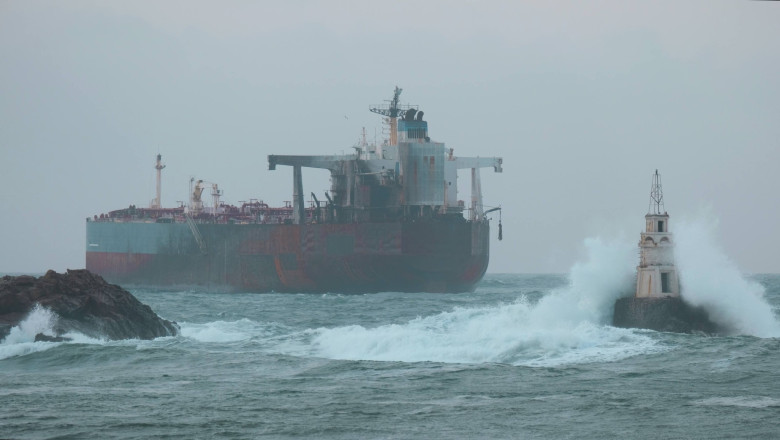 Bulgaria a trimis apă și alimente celor 10 marinari rămași pe petrolierul „Kairos”, blocat în Marea Neagră după un atac ucrainean