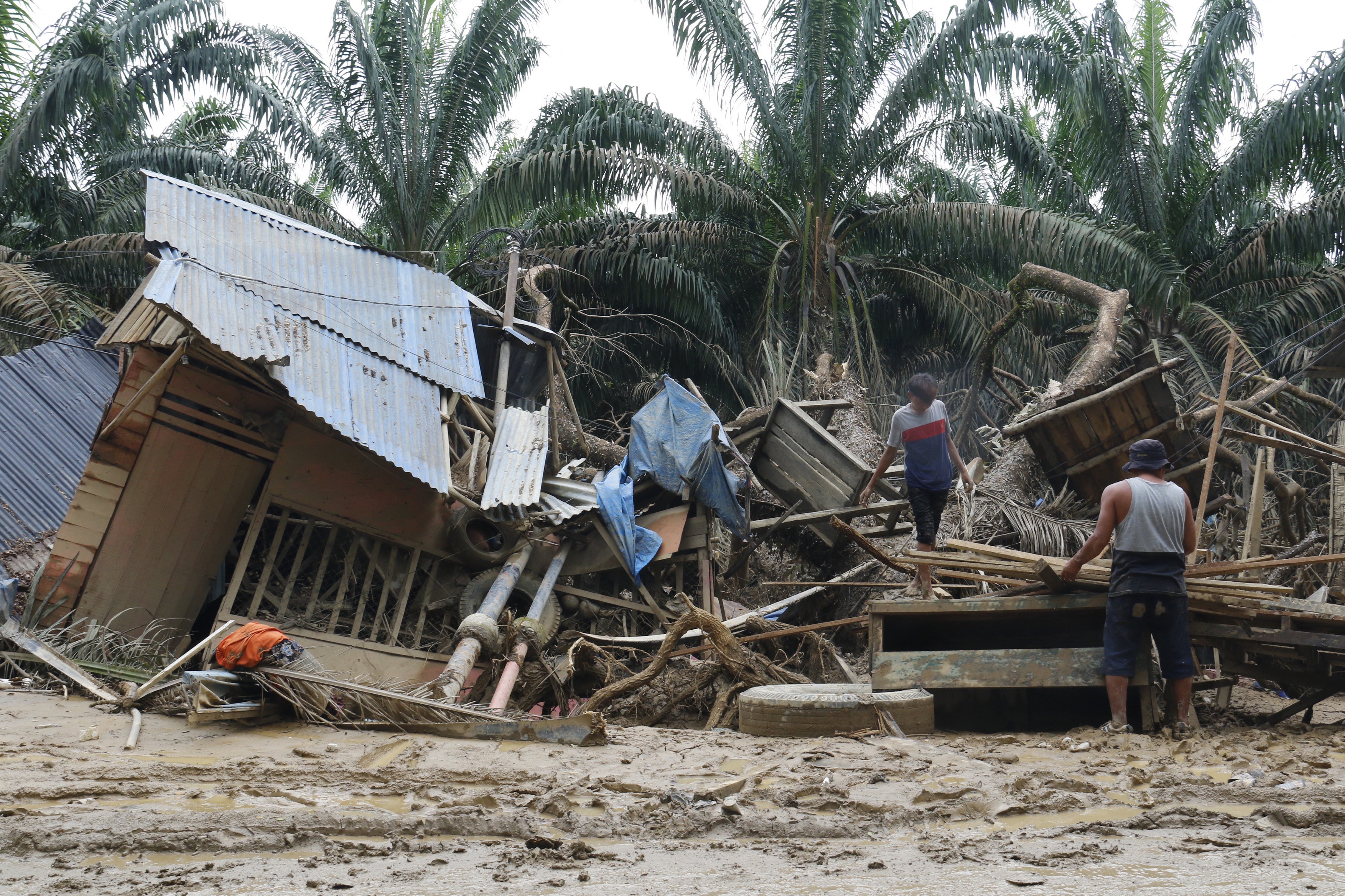 Bilanţ tragic în Indonezia: 950 de morţi şi 5.000 de răniţi după inundaţii şi alunecări de teren