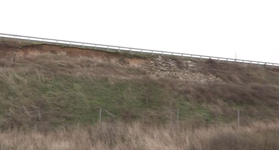 Alunecări de teren pe Drumul Expres Craiova-Pitești: După valul de ploi, pământul a luat-o la vale în mai multe zone