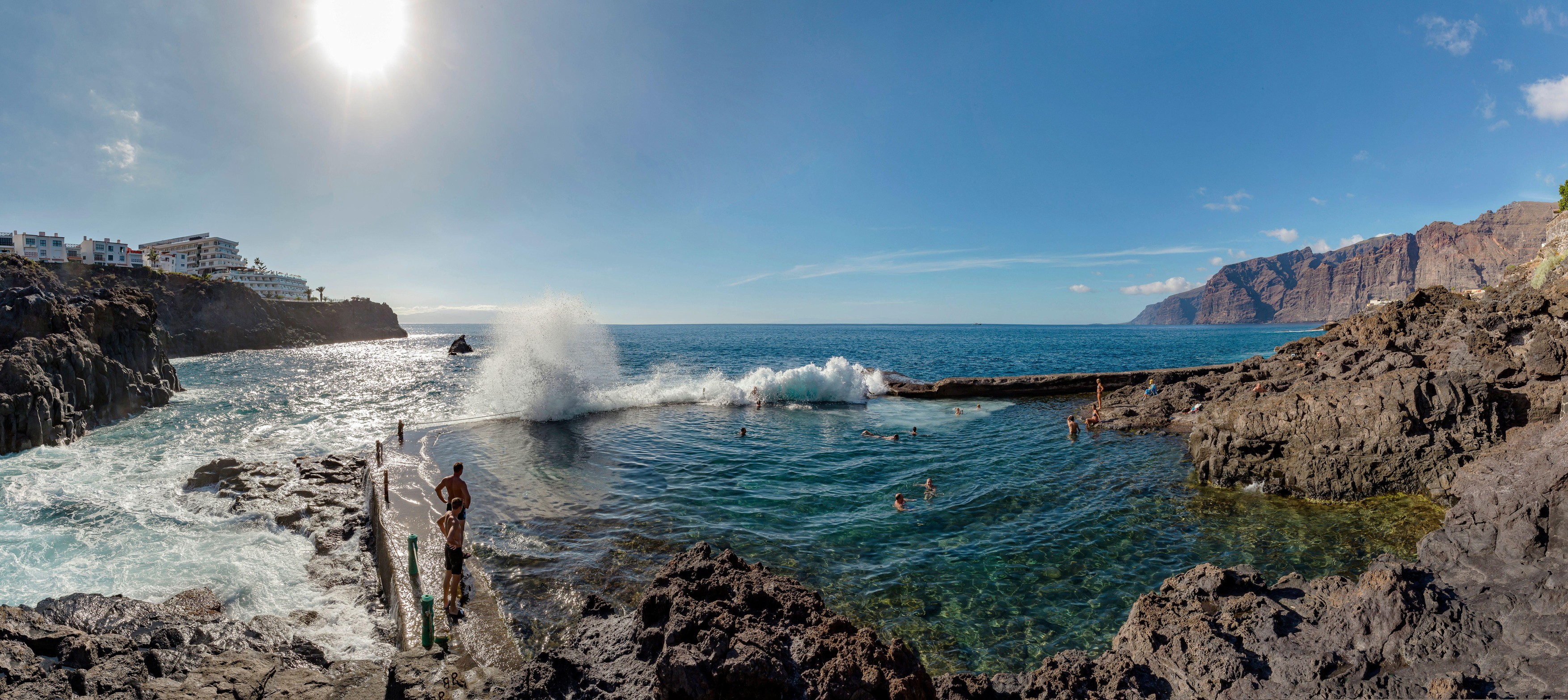 Trei oameni au murit după ce un val uriaş a lovit o piscină naturală și au fost duși în larg, în Tenerife