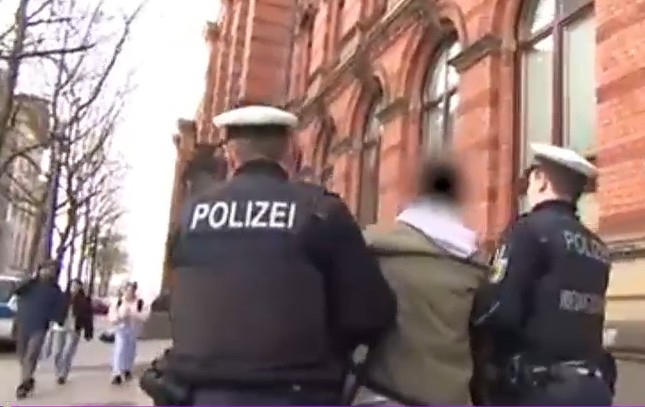 Un român a fost arestat în Germania după ce a bătut două tinere care se sărutau într-un tramvai