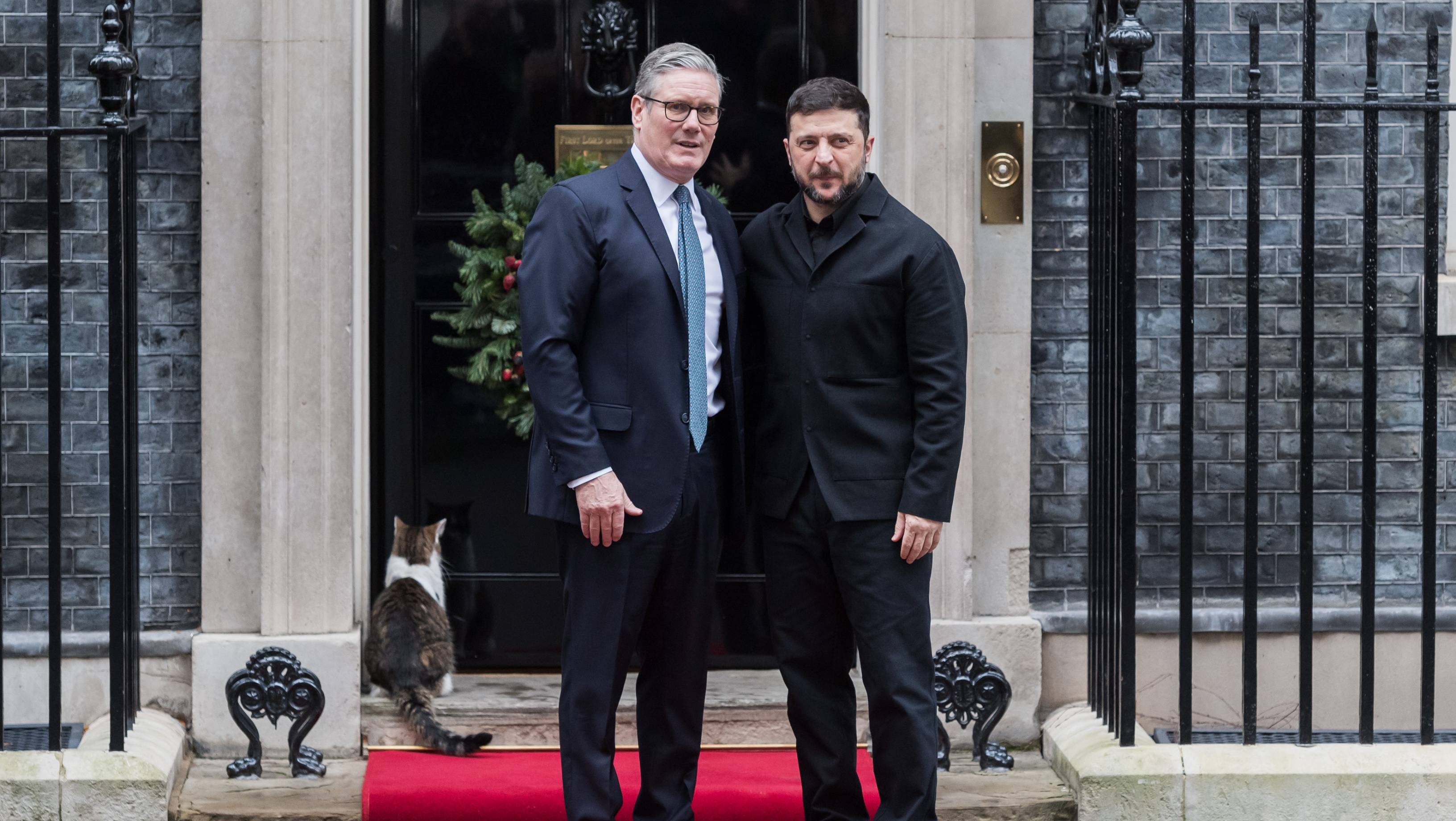 Volodimir Zelenski face miercuri o vizită în Marea Britanie. Guvernul Starmer promite că „nu va uita războiul din Europa”