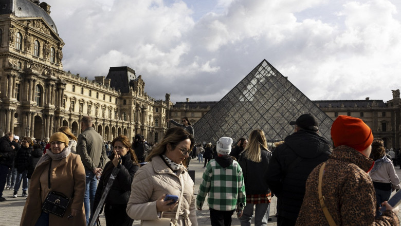 La Luvru, problemele se țin lanț: După jaful istoric și inundația catastrofală, angajații anunță acum că intră în grevă