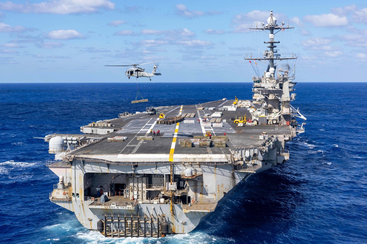 Haos pe portavionul USS Harry S. Truman. Un crucișător american a confundat propriile avioanele F/A-18 Super Hornet cu rachete inamice
