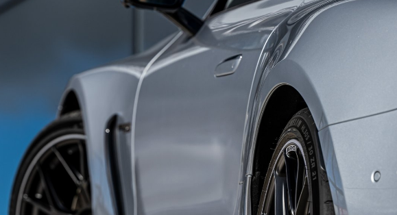 Patru persoane, între care administratorul unei firme din România, condamnate în Franţa pentru fraudă în afaceri cu mașini importate