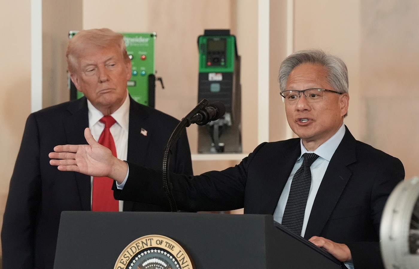 Trump dă undă verde companiei Nvidia să reia vânzarea cipurilor AI în China