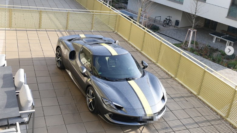 ferrari pe balcon