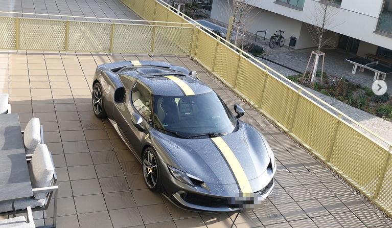 VIDEO Un bărbat și-a urcat mașina de 300.000 de euro în balcon, pentru că nu a găsit loc de parcare