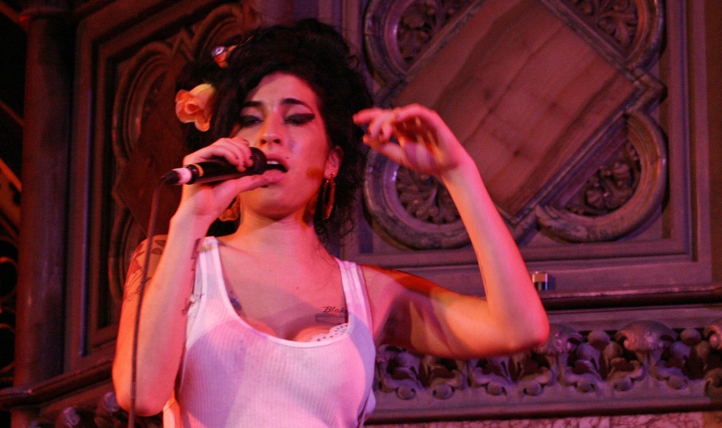 Scandal din cauza rochiilor lui Amy Winehouse: tatăl artistei le acuză pe prietenele cântăreței ca i-au vândut fără drept bunurile