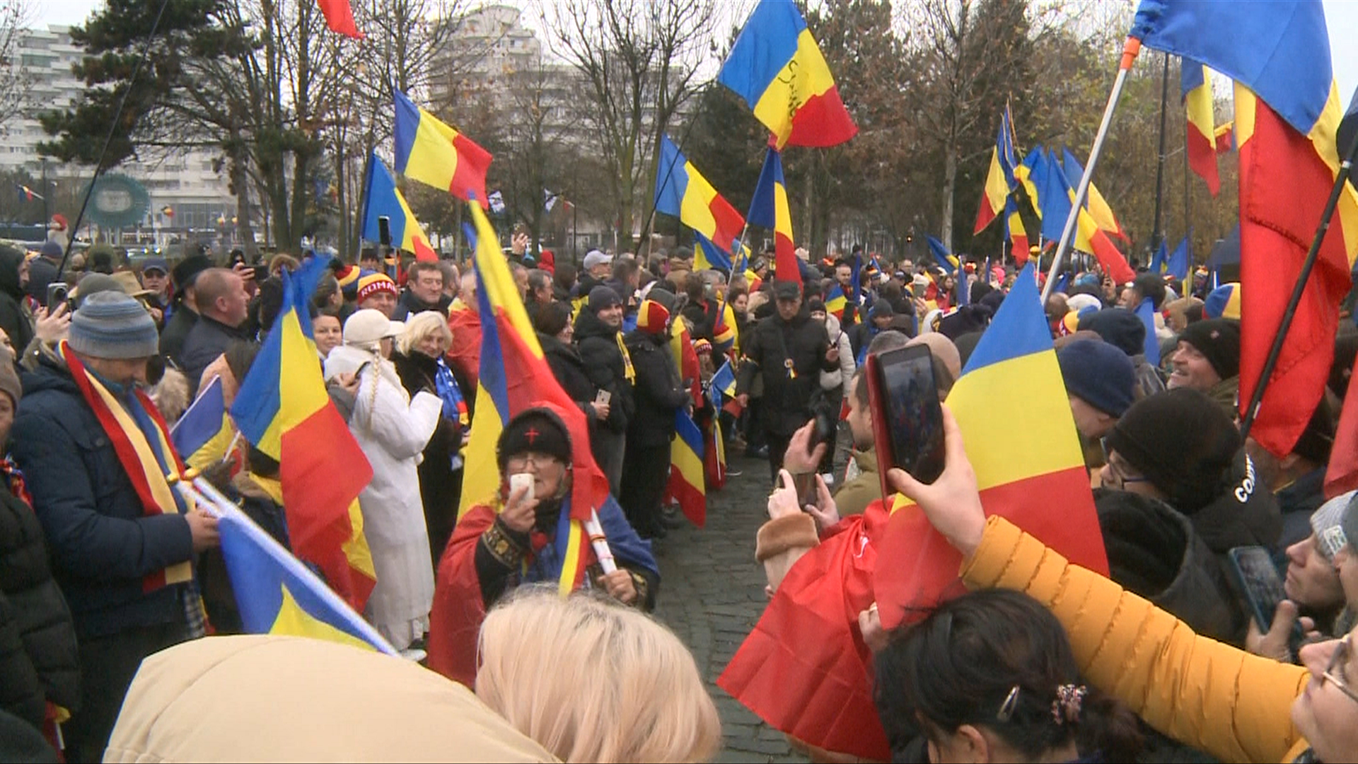 Tensiuni la Alba Iulia de 1 Decembrie: îmbrânceli și scandări pentru Simion, Georgescu și Șoșoacă. Ilie Bolojan, huiduit
