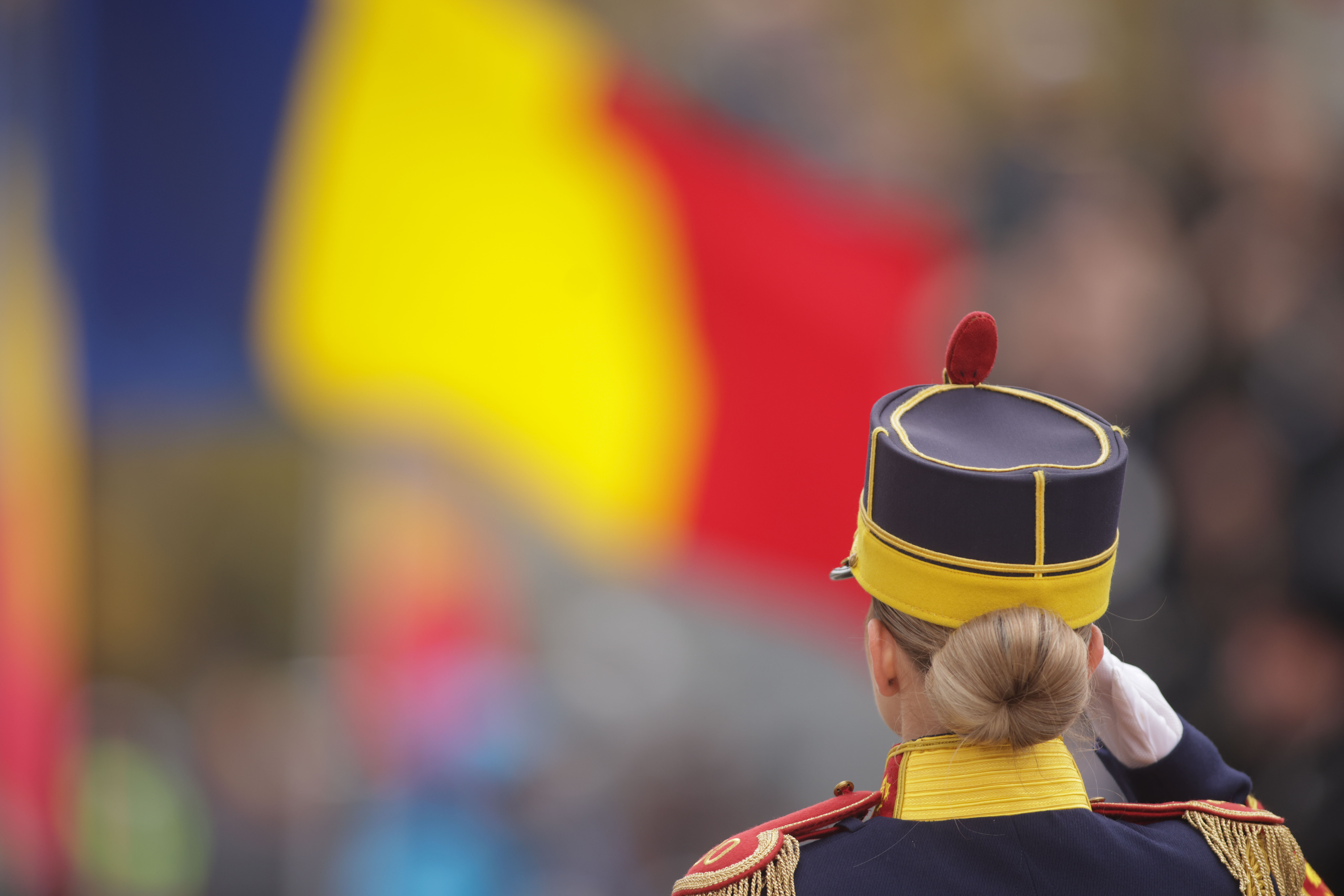 Parada de 1 Decembrie s-a încheiat: zeci de mii de oameni, prezenți la Arcul de Triumf. Nicușor Dan a făcut o baie de mulțime