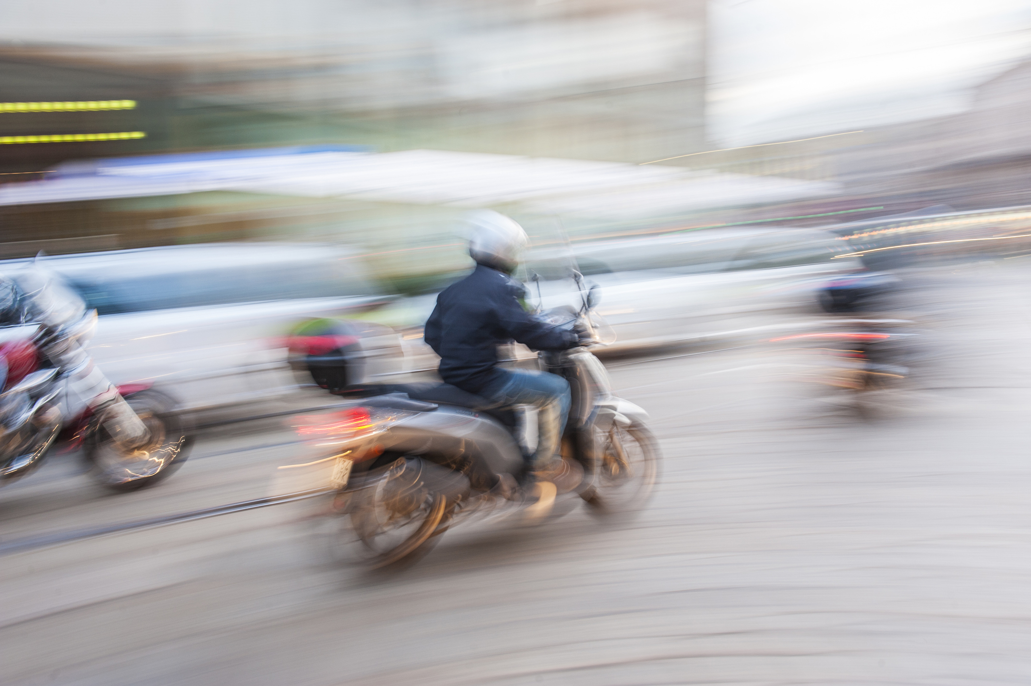 Un tânăr din Argeş i-a lovit intenţionat cu scuterul pe membrii familiei la o înmormântare. A fost arestat preventiv