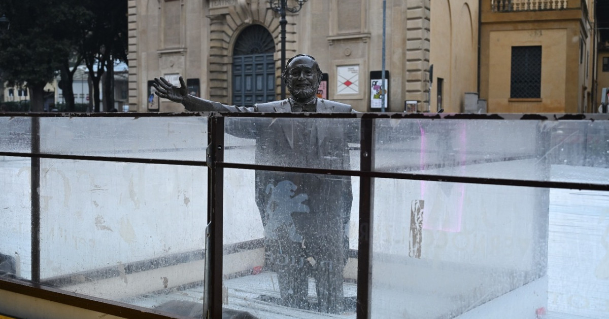 Controversă în Italia: Statuia lui Pavarotti, decor de patinoar