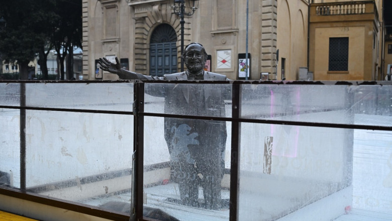 Pavarotti statue