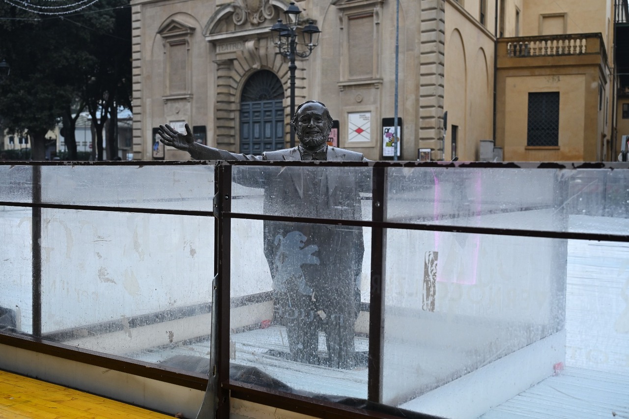 Controversă în Italia: Statuia lui Luciano Pavarotti, transformată în „decor” de patinoar. Familia tenorului este revoltată
