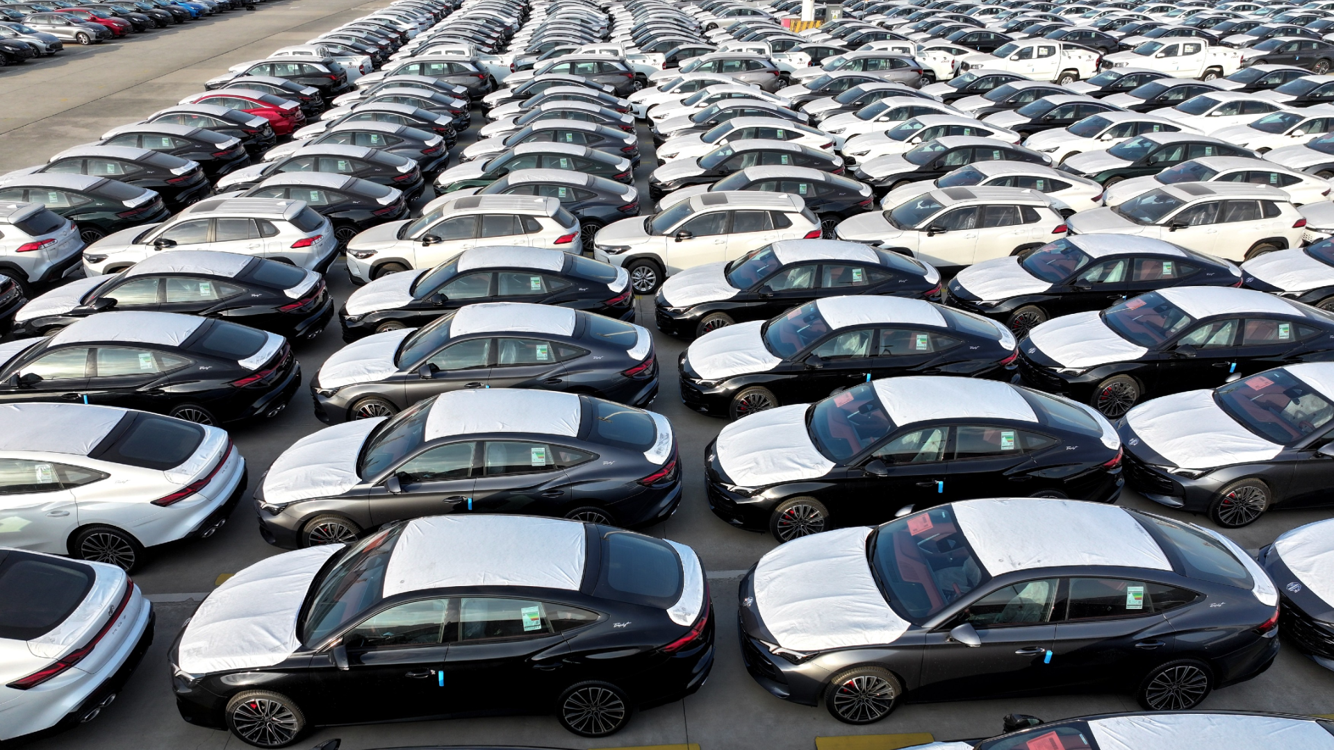 China umple lumea cu mașini pe benzină pe care nu le poate vinde acasă. Exporturi uriașe ajung în Europa de Est și Africa (Reuters)