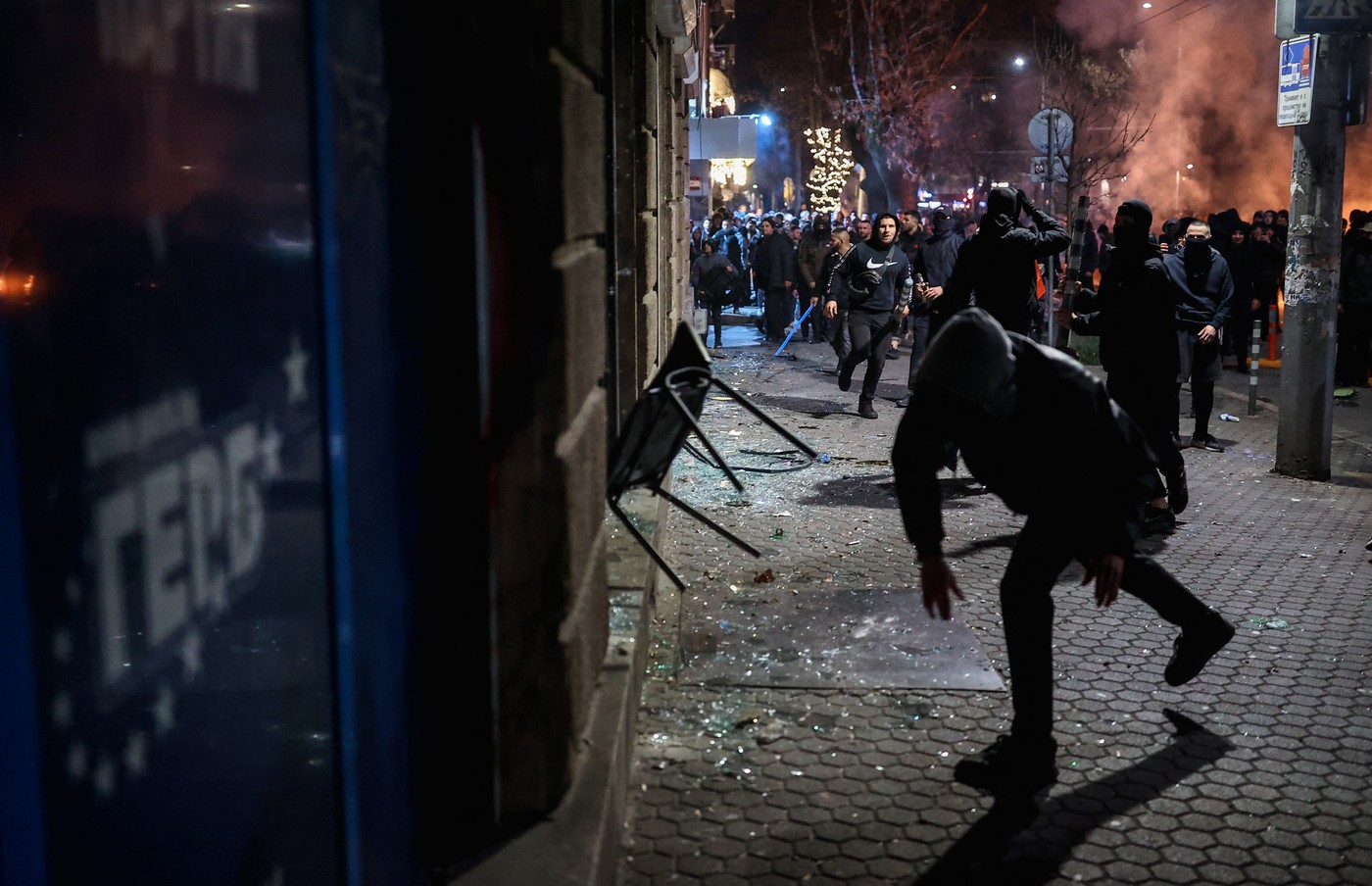 Mii de oameni au protestat la Sofia și în alte orașe din Bulgaria față de bugetul pe 2026. Ciocniri cu forțele de ordine