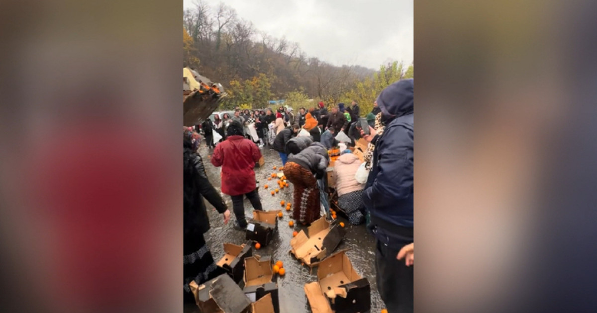 TIR răsturnat cu portocale în Mehedinți