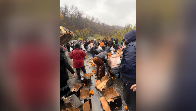 Bătaie pe portocale pe o șosea din Mehedinți, după ce un TIR s-a răsturnat. Zeci de oameni au năvălit să strângă fructele de pe asfalt