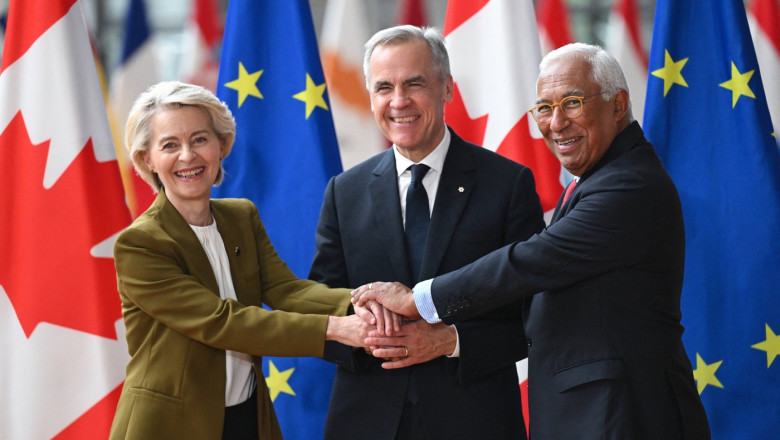 Președinta Comisiei Europene, Ursula von der Leyen (stânga), președintele Consiliului European, Antonio Costa (dreapta), și prim-ministrul Canadei, Mark Carney (centru)