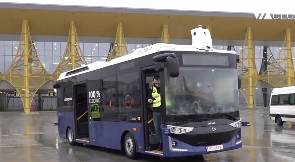 VIDEO Un autobuz care circulă fără șofer a transportat pasageri pe un aeroport din România