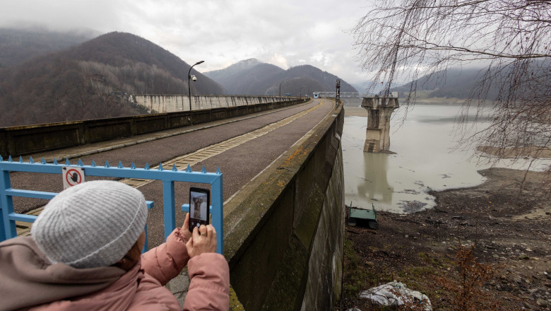 Apele Române a reacționat la imaginile apărute cu barajul Paltinu: „Nu există nicio avarie, este un comportament normal de iarnă”