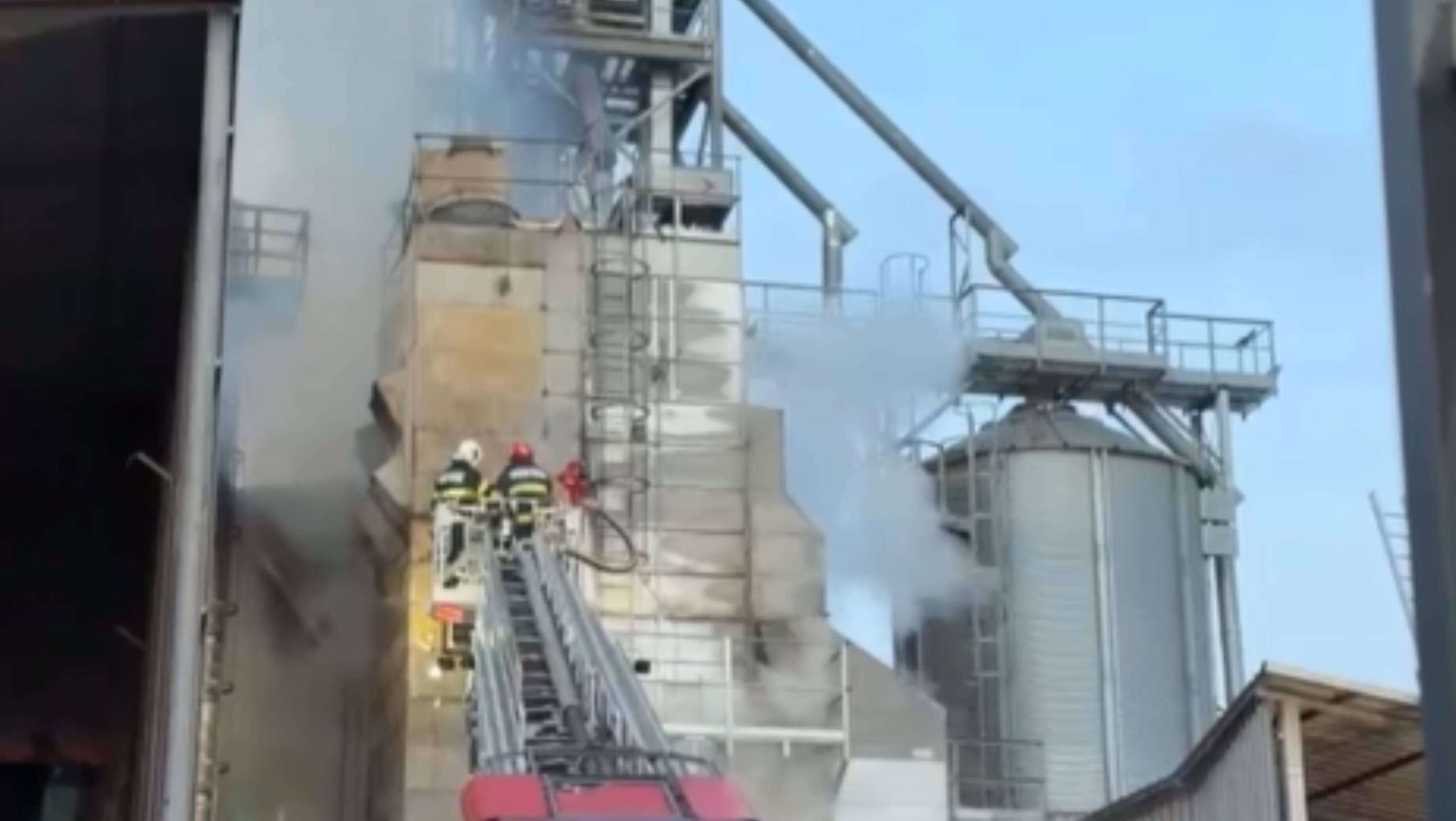 Incendiu la un uscător de cereale din Tulcea: ard 10 tone de semințe de floarea-soarelui