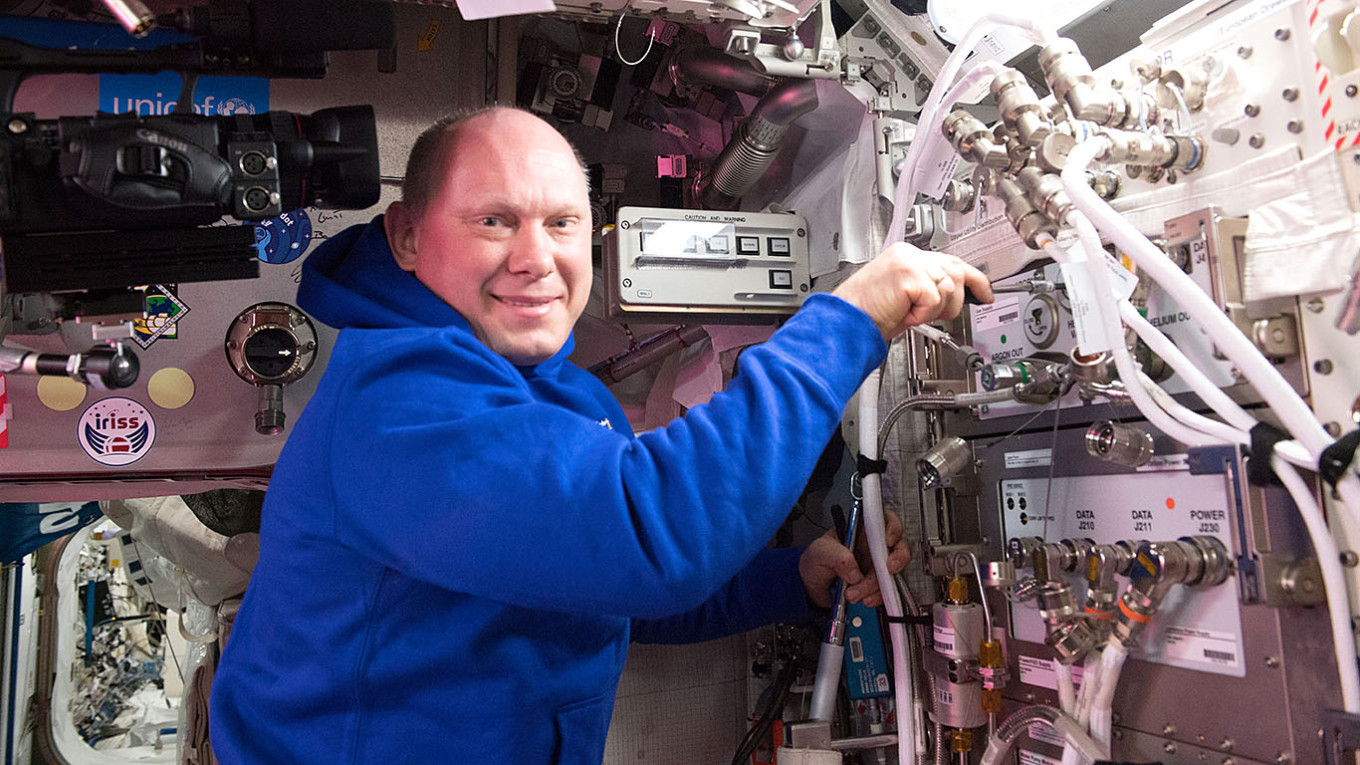 Un cosmonaut rus a fost exclus dintr-o misiune a SpaceX ddupă ce a fotografiat componente ale motoarelor de rachetă