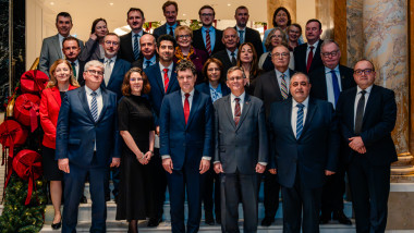 nicusor dan, fotografie cu ambasadorii tarilor ue la bucuresti