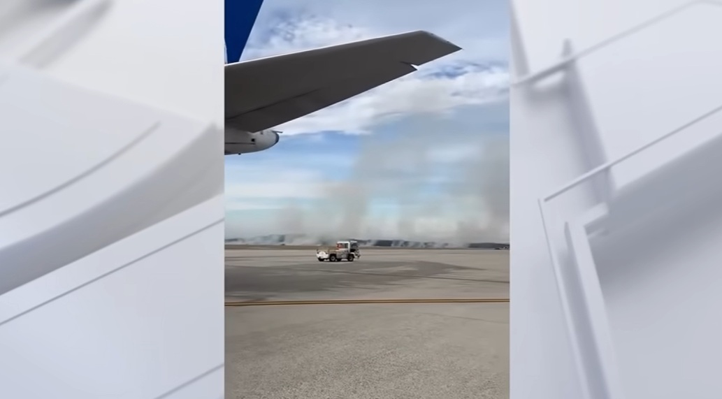 VIDEO Incendiu pe aeroportul din Washington, după ce motorul unui avion care decola a cedat