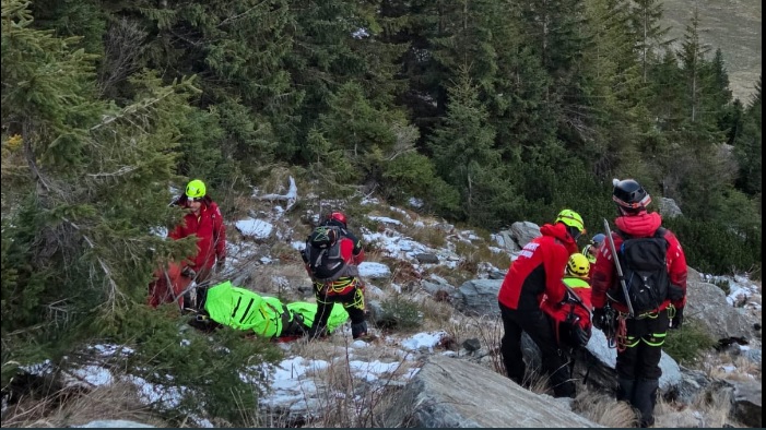 Braşov: Bărbat accidentat, extras de salvamontişti din zona Văii Viştişoara după o intervenţie de 16 ore