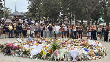 Hommages et recueillement à Bondi Beach le lendemain de la fusillade qui a fait au moins seize morts