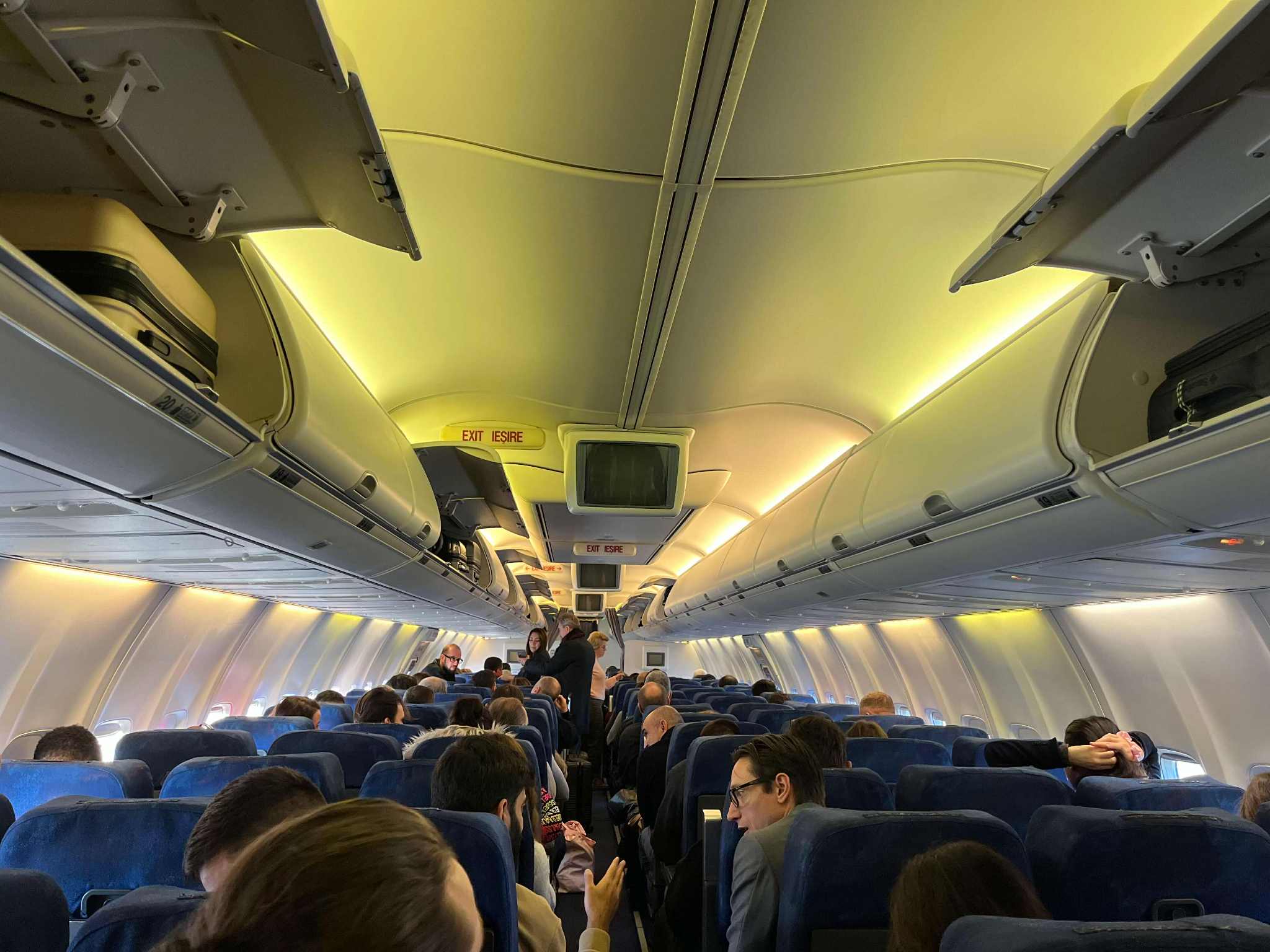 Alertă de securitate pe aeroportul din Strasbourg. Mai mulți europarlamentari români, blocați la bordul avionului TAROM