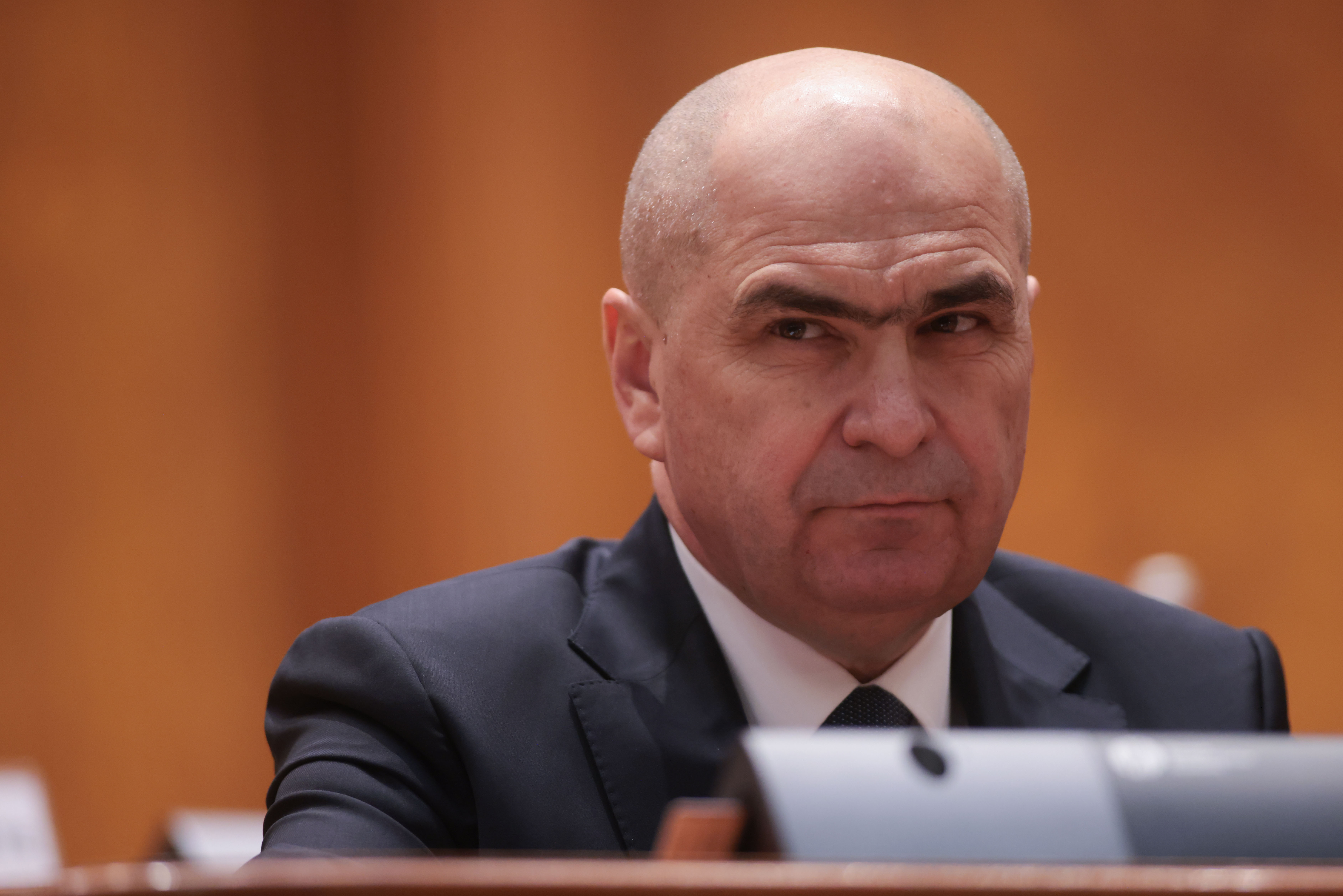 Bolojan, către semnatarii moţiunii: Criticaţi guvernul oricât. Dar mi se pare cu adevărat periculos cum vă raportați la apărarea ţării