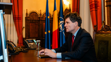 nicusor dan cu carnetel de note pe birou