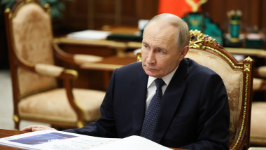 President Putin la birou, cu un caiet pe masa