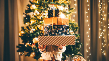 fetita tine in brate multe cadouri