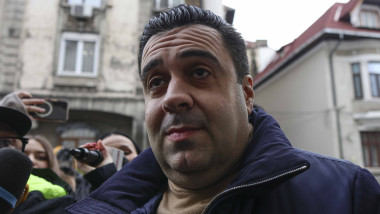 Fostul ministru al transporturilor, Razvan Cuc, este adus la sediul DNA, in Bucuresti, 16 decembrie 2025. Foto: Inquam Photos / Octav Ganea