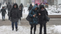 oameni pe strada in bucuresti si ninsoare