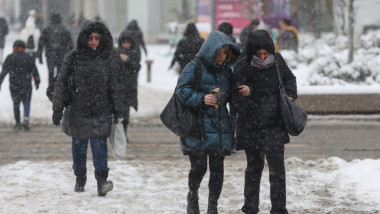 oameni pe strada in bucuresti si ninsoare