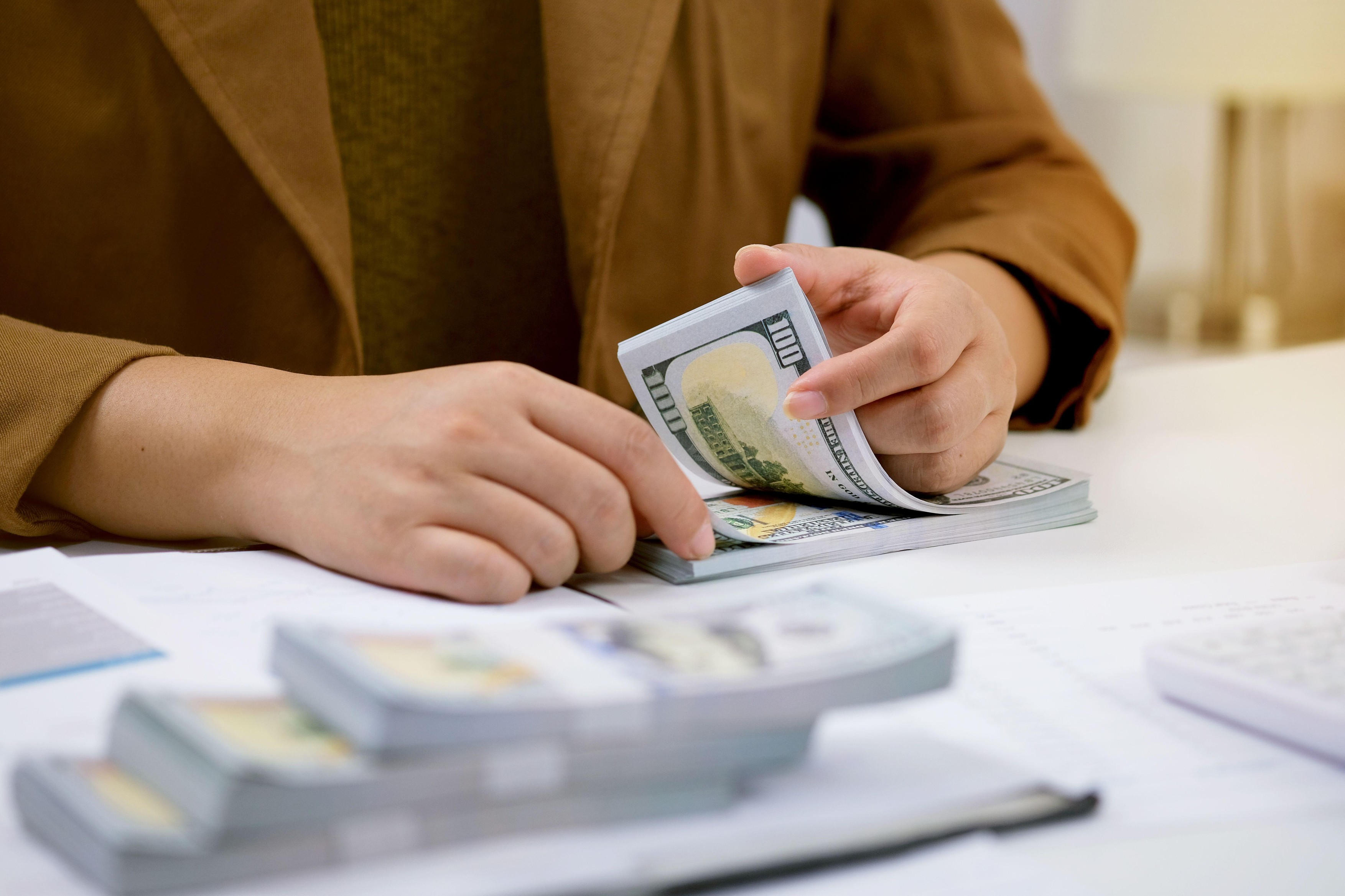 România atrage investiții din regiune, dar investește puțin în afara granițelor. Explicația unui paradox economic