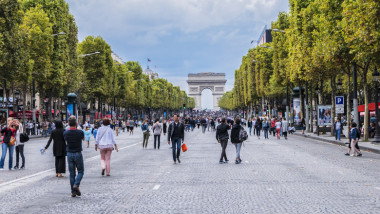 oameni pe champs elysee