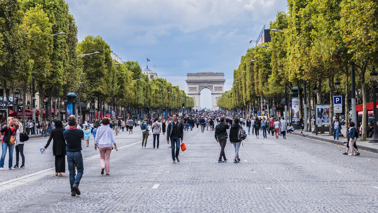 oameni pe champs elysee