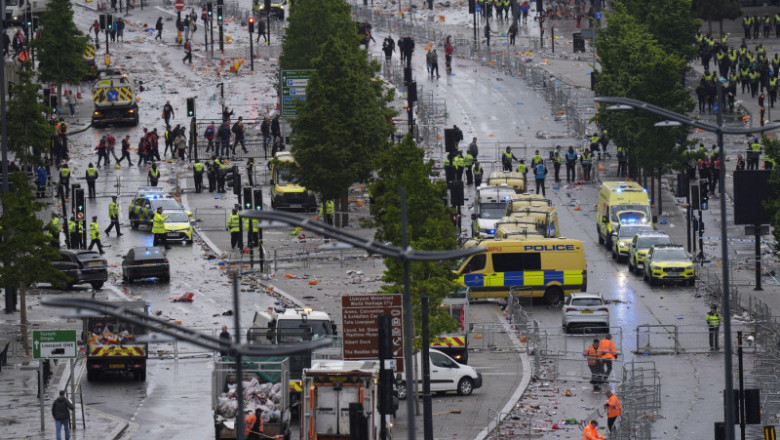 echipe de interventie la un incident in marea britanie, cu fanii liverpool