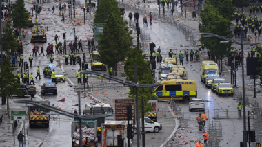 echipe de interventie la un incident in marea britanie, cu fanii liverpool