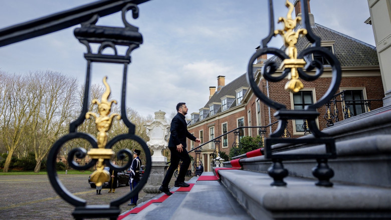 v zelenski urca scari