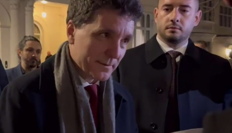 Românii din Londra l-au așteptat pe președinte în curtea ambasadei: „Nicușoare, nu mai sta, apără Justiția”. Ce le-a transmis oamenilor