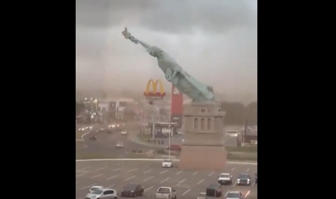 O replică a Statuii Libertății s-a prăbușit la pământ din cauza vântului puternic