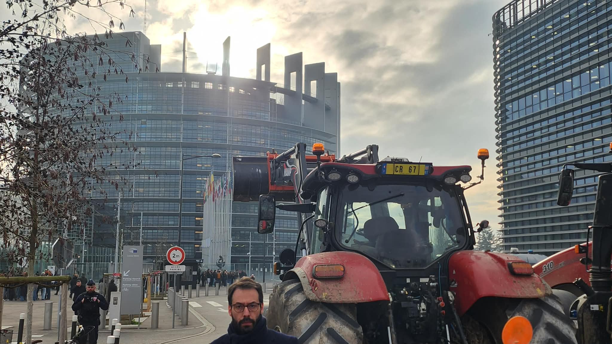 Protest cu tractoare în fața Parlamentului European. Fermierii se împotrivesc acordului UE - Mercosur